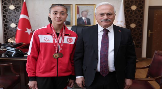 Vali Mehmet Ali Kumbuzoğlu, Şampiyon Sporcuyla Bilek Güreşi Yaptı