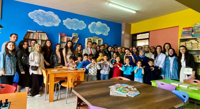 ASÜ Ekibi Yayladağı’nda 2 Okula Daha Kütüphane Kurdu