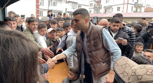 CZN Burak Sosyal Medya Fenomeninin Mevlidine Katıldı