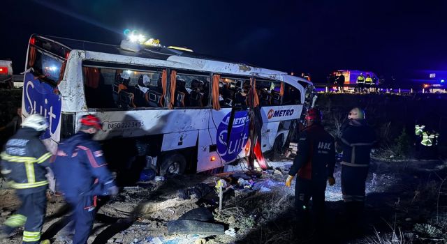 Yolcu Otobüsünün Devrilmesi Sonucu 2 Kişi Öldü, 34 Kişi Yaralandı