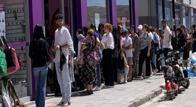 İndirim Çılgınlığı Yine İzdihama Dönüştü