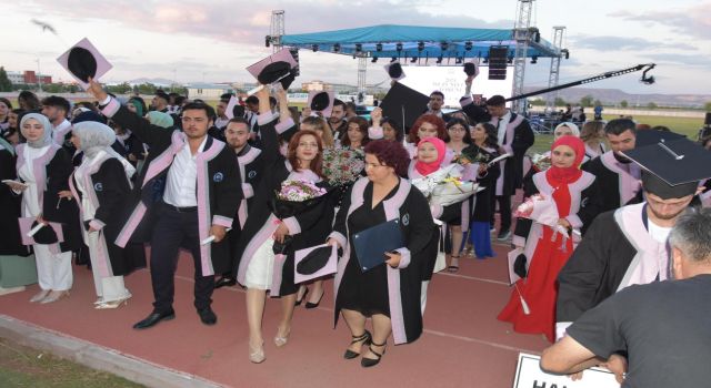ASÜ’de Mezuniyet Coşkusu 4 Fakülteyle Başladı