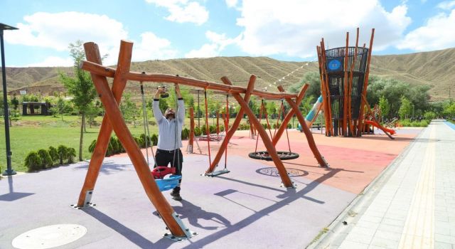 Park ve Bahçelerin Bakımları Aksatılmıyor