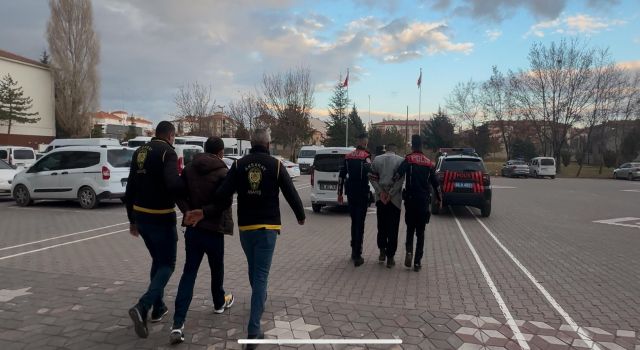 Polis Ekipleri Aranan 3 Kişiyi Yakaladı