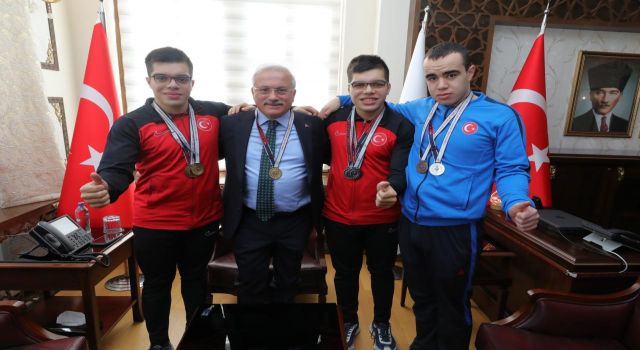 Vali Kumbuzoğlu Şampiyonları Ağırladı