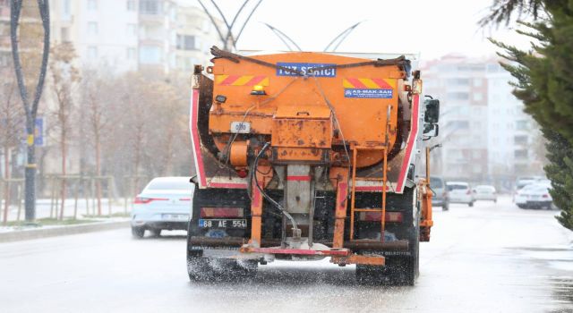Aksaray Belediyesi Kar Yağışı ve Buzlanmaya Karşı Çalışmalarını Aralıksız Sürdürüyor