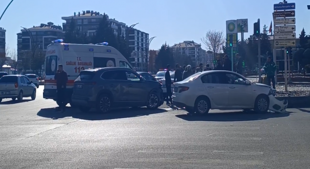 Makas Kavşağında Kaza 2 Yaralı