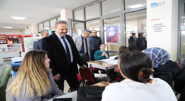 Rektör Arıbaş, Vize Haftasındaki Öğrencileri Ziyaret Etti
