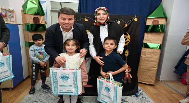 Tekne Orucu Tutan Çocuklara Hediyeler Başkan Dinçer ve Eşinden Geldi