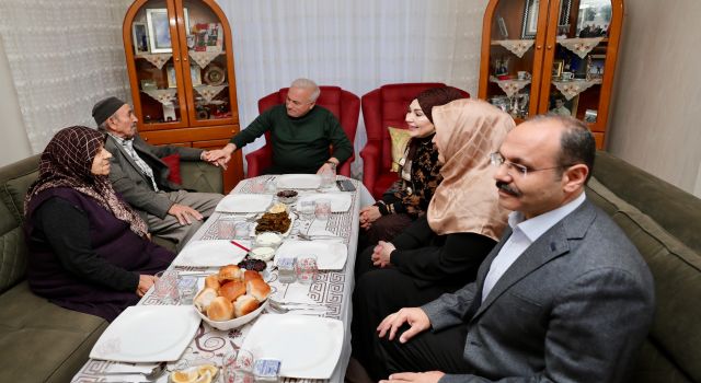 Vali Kumbuzoğlu 62 Yıllık Çiftin Sofrasına Konuk Oldu