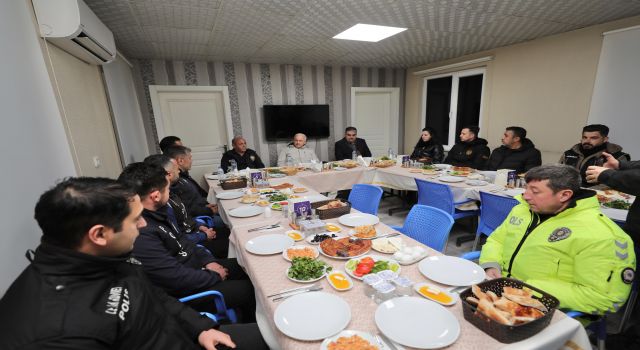 Vali Kumbuzoğlu İlk Sahurunu Polislerle Yaptı