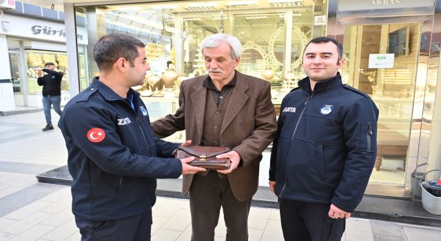 Zabıta Ekiplerinden Örnek Davranış Bulunan Çanta Sahibine Teslim Edildi