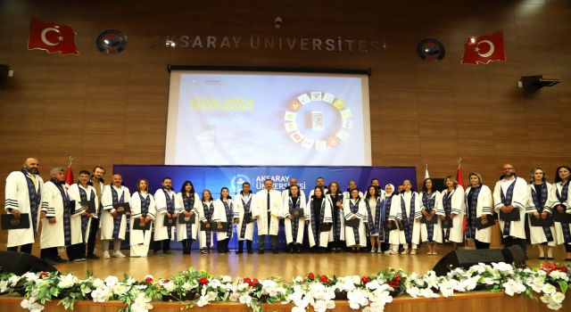 ASÜ’de 174 Akademisyen Cübbe Giydi