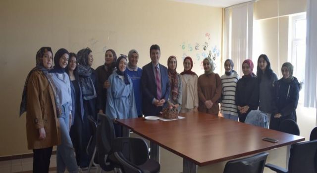 İletişim Fakültesi Dekanı Aktan, AİDA’da Öğrencilerle Buluştu