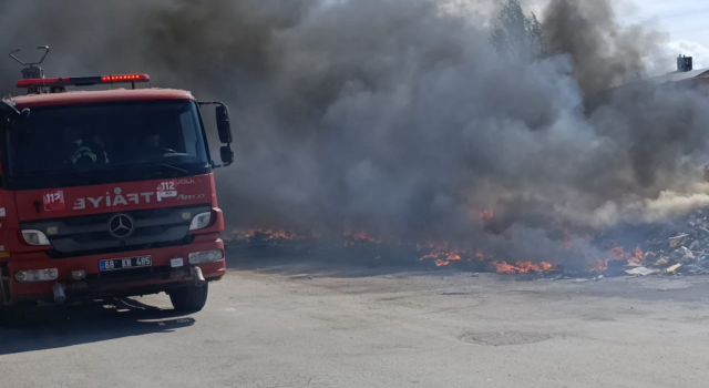 Sanayideki Moloz Yangını Kısa Sürede Söndürüldü