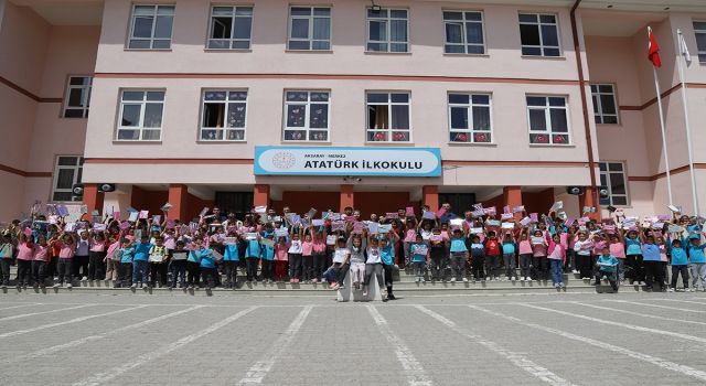 ASÜ’lülerden Atatürk İlkokuluna Atölye Desteği
