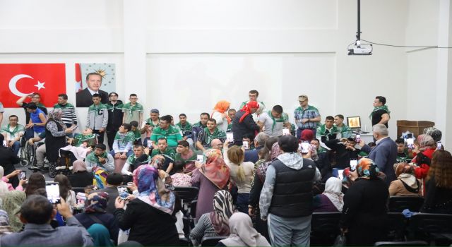 Engelsiz Yaşam Merkezinde Duygulandıran Asker Kınası
