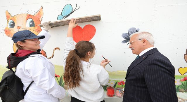 Hayvan Barınağının Duvarları Güzel Sanatlar Lisesi Öğrencileri Tarafından Renklendirildi