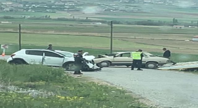 İki Otomobil Çarpıştı; 1 Ölü 3 Yaralı