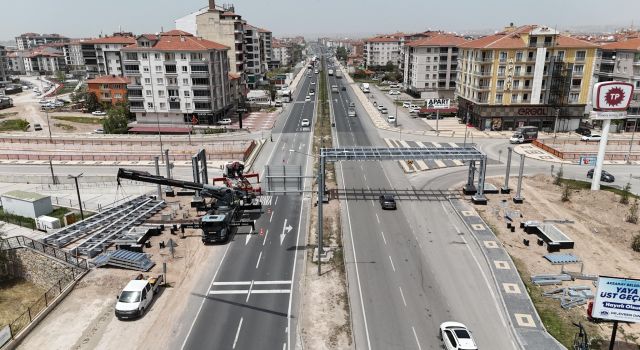 Tacin Mahallesi Asansörlü Yaya Üstgeçidinde Çalışmalar Devam Ediyor