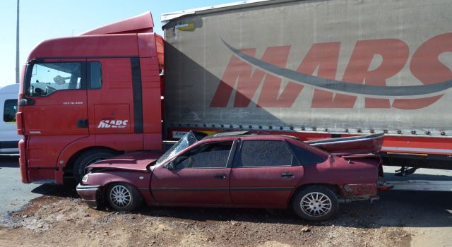 Adana Yolunda TIR ile Otomobil Çarpıştı, 2 Yaralı