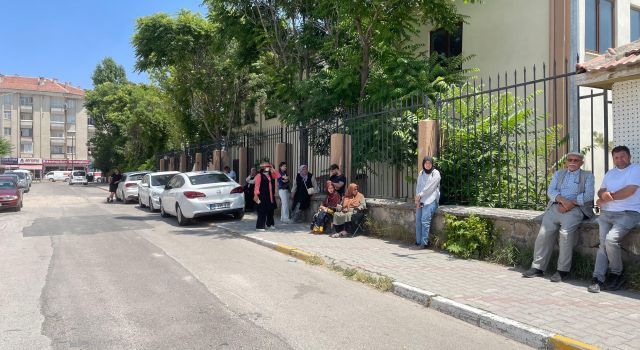Üniversite Adayları İçeride, Aileleri Dışarıda Ter Döktü
