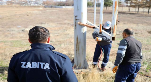 Zabıta Ekipleri Şehrin Estetiğini Bozan Tabelaları Tek Tek Söküyor