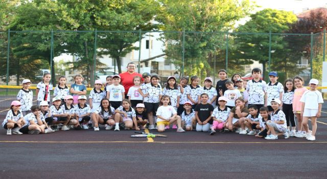 Aksaray Belediyesi Yaz Spor Okulları’nda Tenis Heyecanı Yaşanıyor