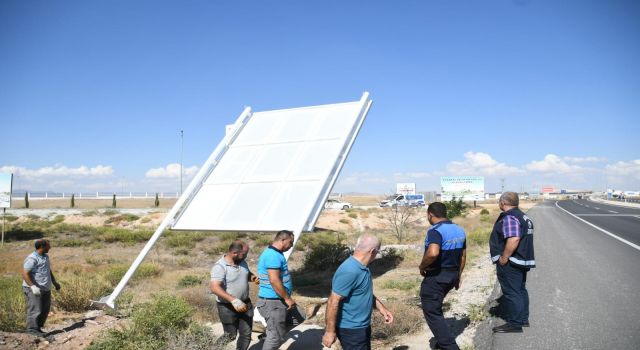 Zabıta Ekipleri Yol ve Kaldırım İşgaline Sebep Olan Her Türlü Materyali Kaldırmaya Devam Ediyor