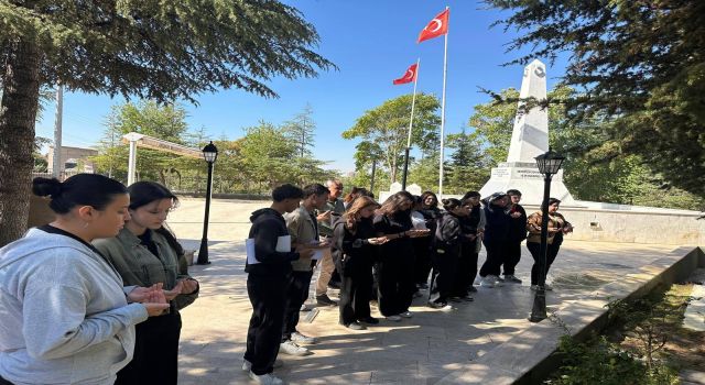 Lise Öğrencilerinden Şehitlerimize Ziyaret
