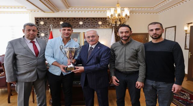 1.Ligde Aksaray’ı Temsil Eden İşitme Engelliler Spor Kulübünden Vali Kumbuzoğlu'na Ziyaret