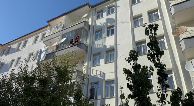 5’inci Kat Balkonundan Düşen Genç Ağır Şekilde Yaralandı