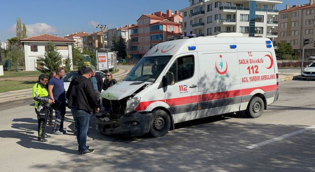 Ambulans ile Otomobilin Çarpıştığı Kaza ucuz Atlatıldı