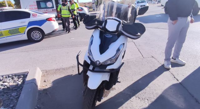 Motosiklet Otomobile Çarptı; 1 Yaralı