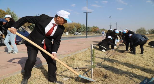 ASÜ’de Milli Ağaçlandırma Günü’nde yüzlerce fidan toprakla buluşturuldu