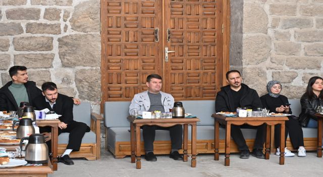 Başkan Dinçer, Üniversiteli Gençlere Şehrin Tarihi Ve Kültürel Mekanlarını Gezdirerek Tanıttı