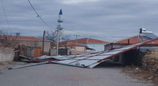 Ortaköy, Ozancık Köyü’nde Şiddetli Rüzgâr Çatıları Uçurdu