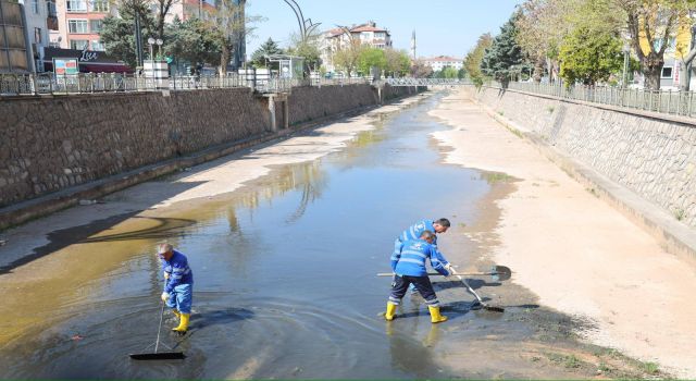 Aksaray Belediyesi Ekipleri Uluırmak’ta Temizlik Çalışması Gerçekleştirdi