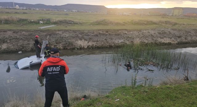 Kanala Uçan Araç Sürücüsü Kayıplara Karıştı