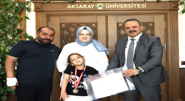 Özel Gereksinimli Minik Elif’ten ASÜ Rektörü Arıbaş’a Anlamlı Hediye