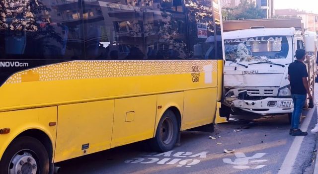 Halk Otobüsü İle Kamyonet Çarpıştı 1 Yaralı