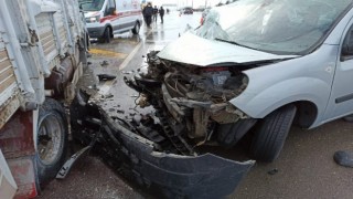 Hafif ticari araçla kamyonet çarpıştı: 3 yaralı