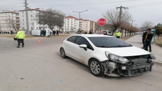 Otomobil İle Hafif Ticari Araç Çarpıştı: 3 Yaralı