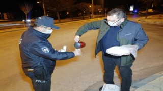 Doktordan Uygulama Yapan Polislere Çay ve Kek İkramı