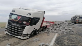 Tır Refüje Düştü Yüklü Bimsler Yola Saçıldı