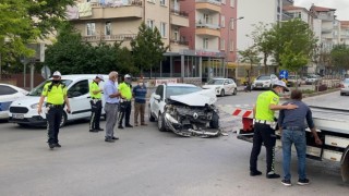 İki Otomobile Çarpan Kamyonet Kaldırımı Aşıp Boş Araziye Devrildi