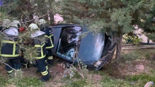 Kontrolden Çıkan Otomobil Ormanlık Alana Düştü: 2 Yaralı