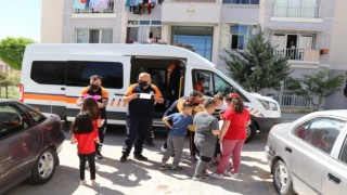 Sokaktaki Çocuklar Şekerleri Verilip Maskeleri Takıldıktan Sonra Evlerine Gönderildi