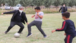 Vali Aydoğdu ve Protokol Üyeleri Çocuklarla Futbol Maçı Yaptı