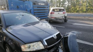Üç Aracın Karıştığı Kazada 1 Kişi Yaralandı